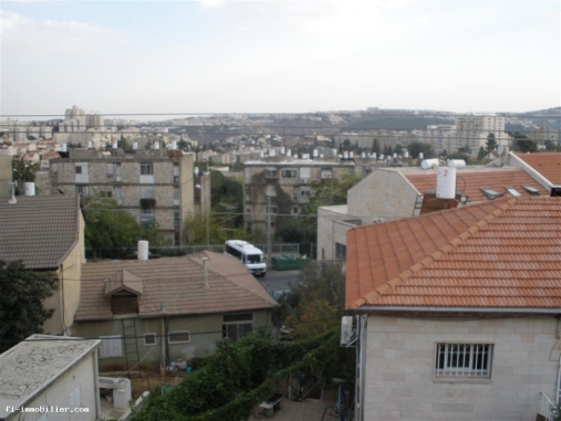 KYRIAT YOVEL/ Proche Bayit Ve Gan, Pentacottage avec terrasse, Rue calme, Spacieux